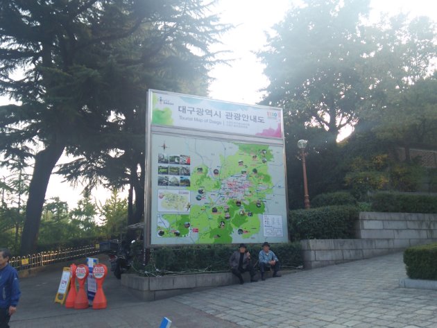 達城公園の入口周辺にある大邱広域市の観光案内図（2015年10月撮影）
