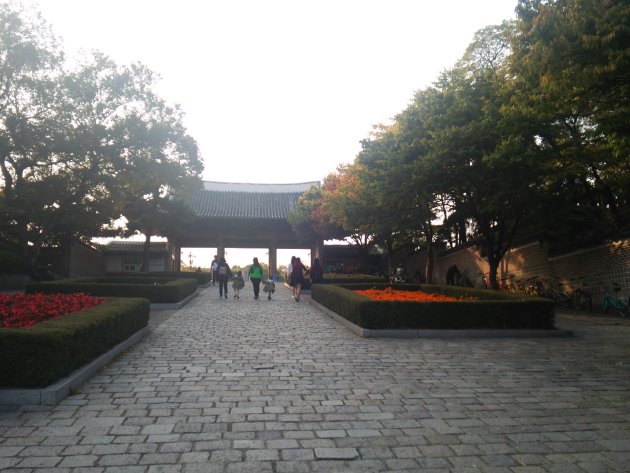 達城公園の入口にある門（2015年10月撮影）